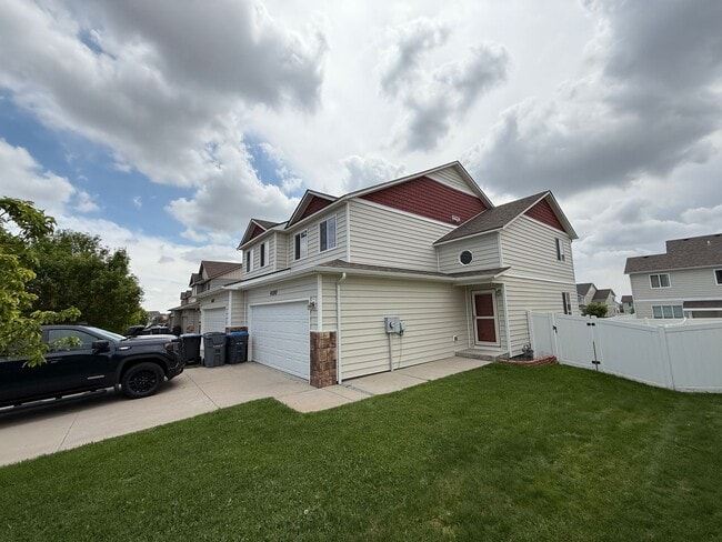Building Photo - 4 Bedroom, 3.5 Bathroom Townhome in Cheyen...