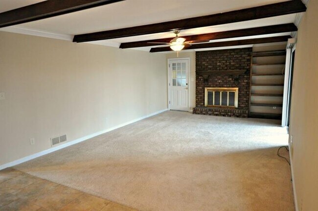 Building Photo - 4060 Summit Dr