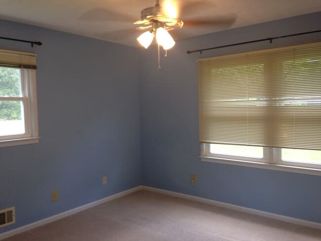 Building Photo - **ASK HOW YOU CAN MOVE IN WITH NO SEC. DEP.**105 Timberlane Trl: 3BD, 2BA brick ranch on level lo...