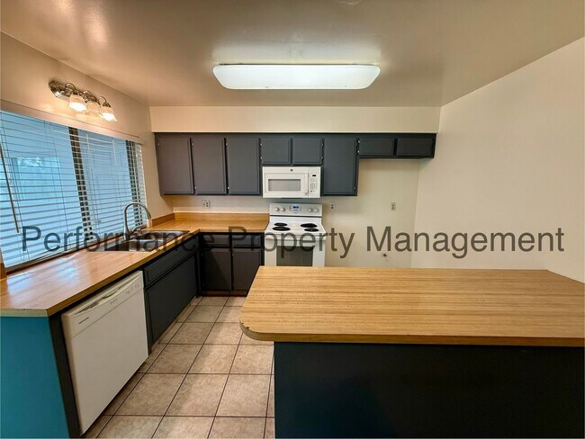 Building Photo - Charming 3 Bed/2 Bath SW Bakersfield Home w/ RBP & $0 Deposit Option