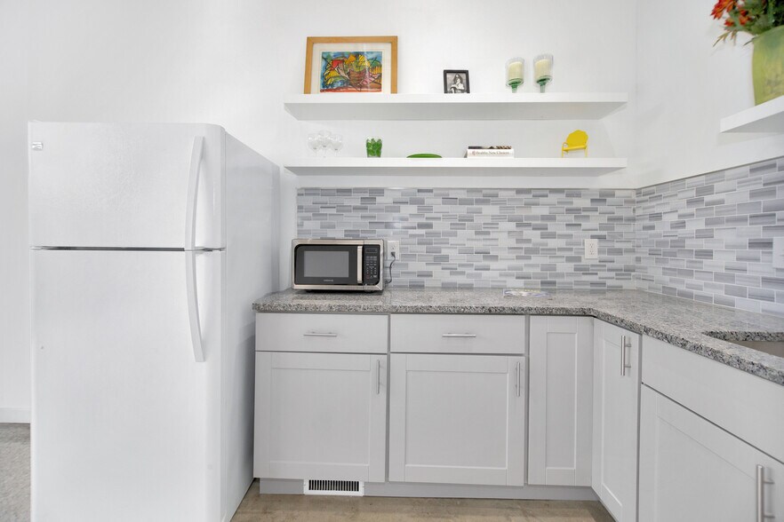 Building Photo - 470 Brainard St