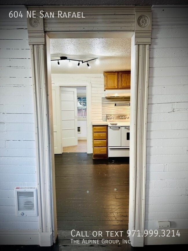 Building Photo - 604 NE San Rafael St