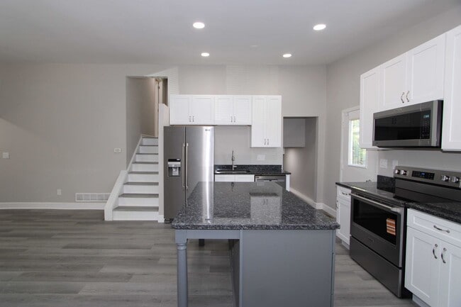 Building Photo - Stunning Remodeled 4 Bed 2 Bath Home
