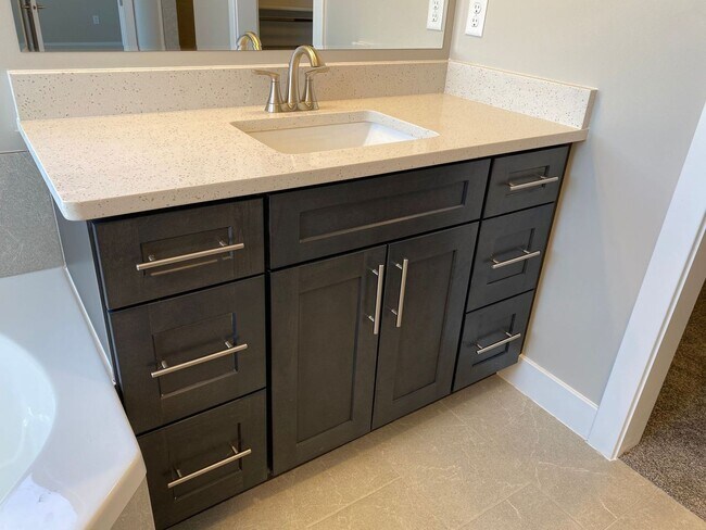 Building Photo - Red Mountain Vista Town Home, End Unit