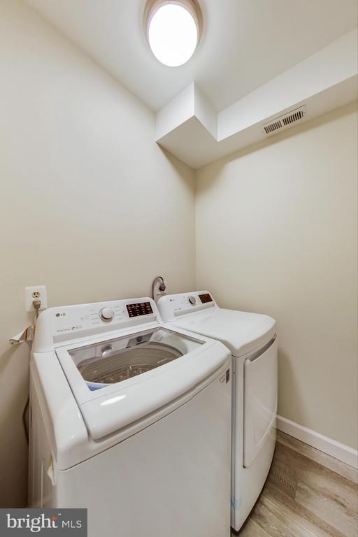 Building Photo - 12004 Montrose Village Terrace