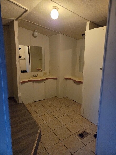 Building Photo - 8 Geer Rd