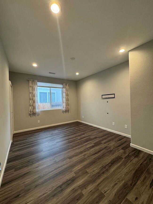 Building Photo - Spacious 4-Bedroom Dayton Home with Split-Bedroom Layout & Modern Finishes