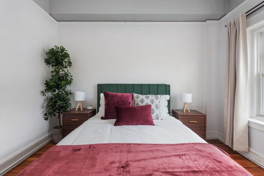 Building Photo - 2015 NW Flanders St