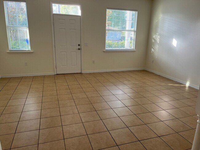 Building Photo - 3/2.5 Townhouse in Downtown Kissimmee
