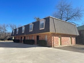 Building Photo - 915 N Elm St
