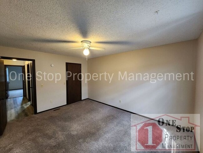Building Photo - Beautiful 3 Bedroom / 1.5 Bathroom Duplex ...