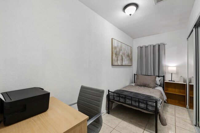 Building Photo - 5310 SW 138th Pl