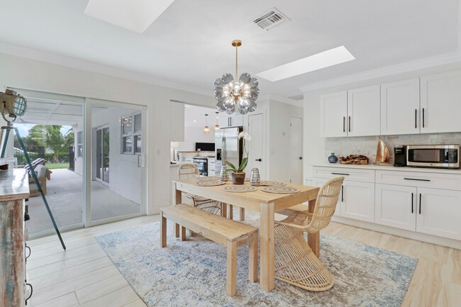 Building Photo - 9 W Riverside Dr