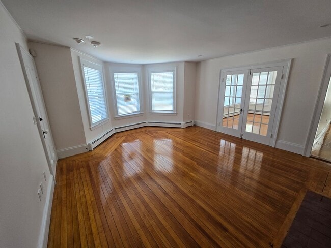 Building Photo - Updated 2 Bedroom Apartment!