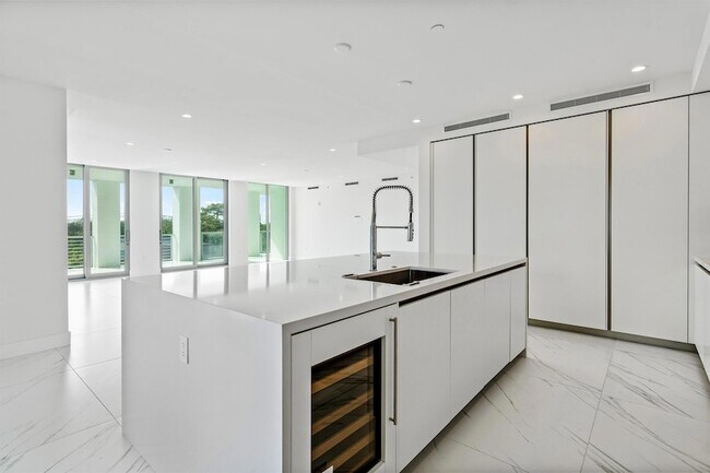 Building Photo - 495 E Royal Palm Rd
