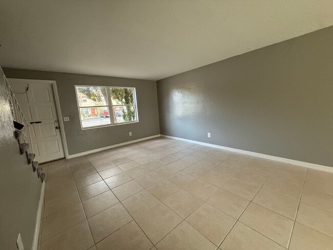 Building Photo - Beautiful 2 Bed 1.5 Bath Townhome AVAILABLE IMMEDIATELY!