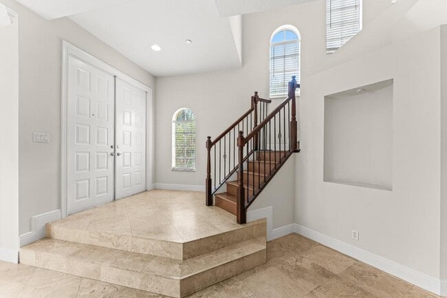 Building Photo - 210 NE 69th Cir