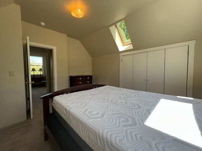 Building Photo - COMING SOON!  2 bed, 2 bath home in the heart of Ashland