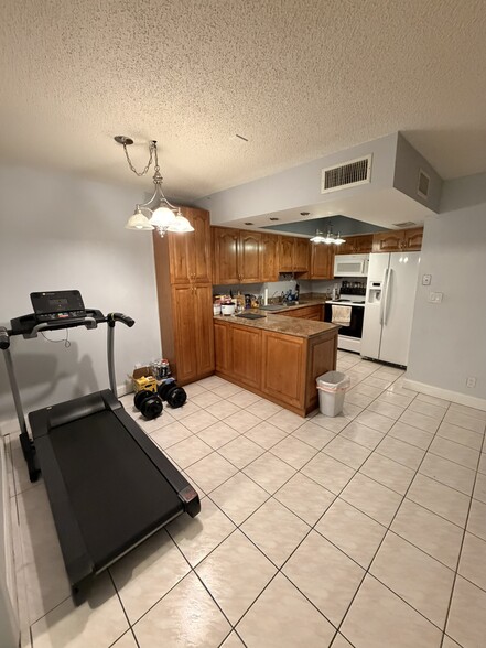 Building Photo - 13 S Valencia Dr