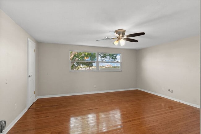 Building Photo - Waterfront 3 Bedroom in Yacht Club Estates