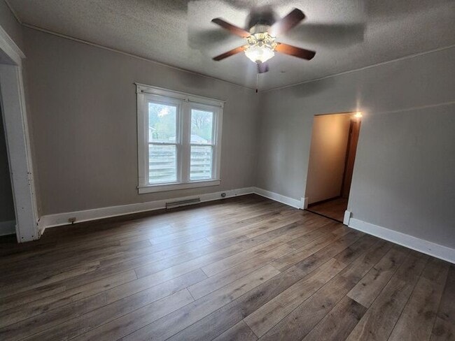 Building Photo - Large Family Home in Clinton