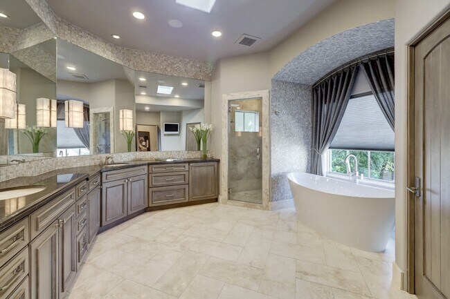 Building Photo - 5610 Lynbrook Dr