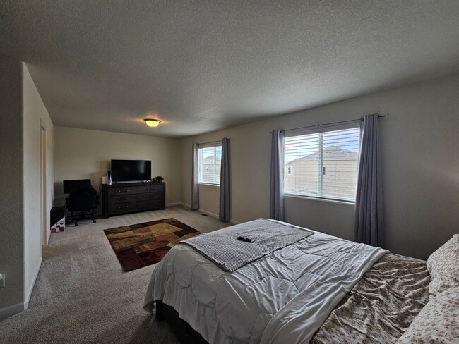 Building Photo - Like new!! 3-bedroom, 3-bathroom rental in Lorson Ranch community!