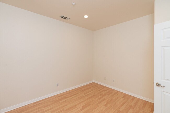 Building Photo - 3 Bedroom Townhome in the Escala Community of Mission Valley