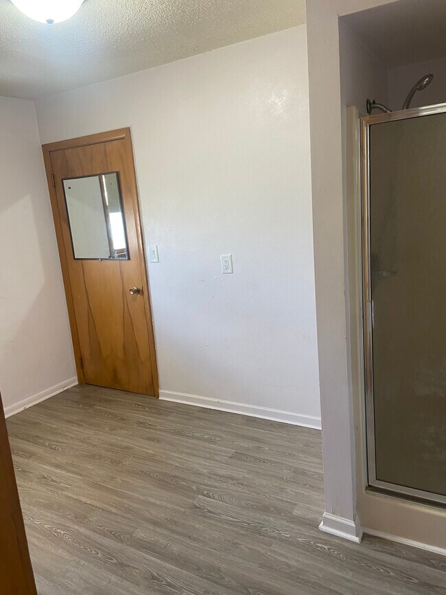 Laundry Room/Shower - 5421 16th Ave SW