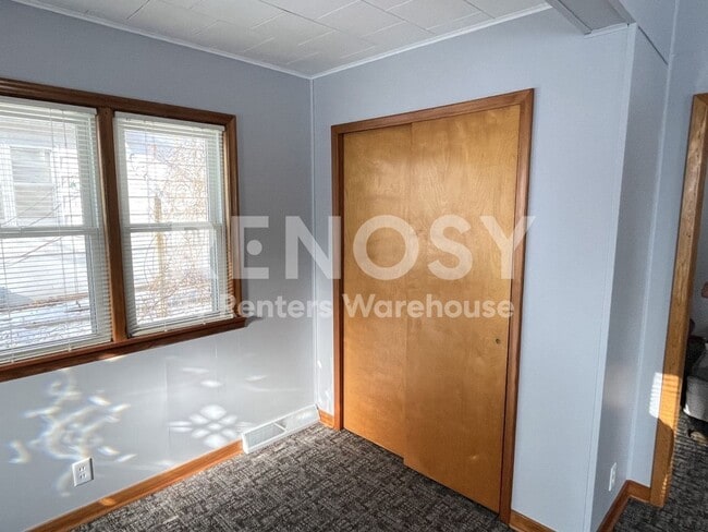 Building Photo - 4BD/2BA in Newport Available Now!