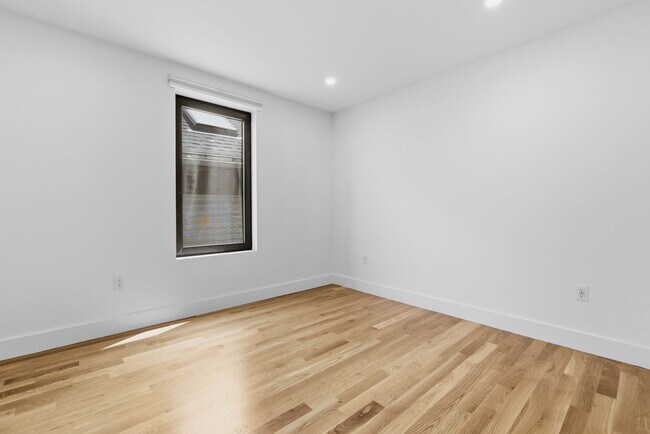 Building Photo - 6 Devine Wy