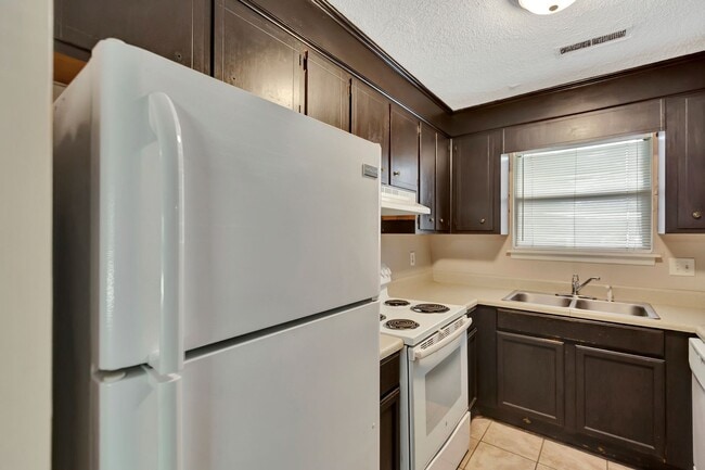 Building Photo - Charming 3BR/2B Duplex in Gadsden Acres – ...