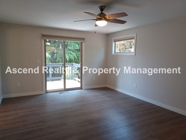 Building Photo - Wonderful Lake Oswego One Level 2 Decks 2 ...