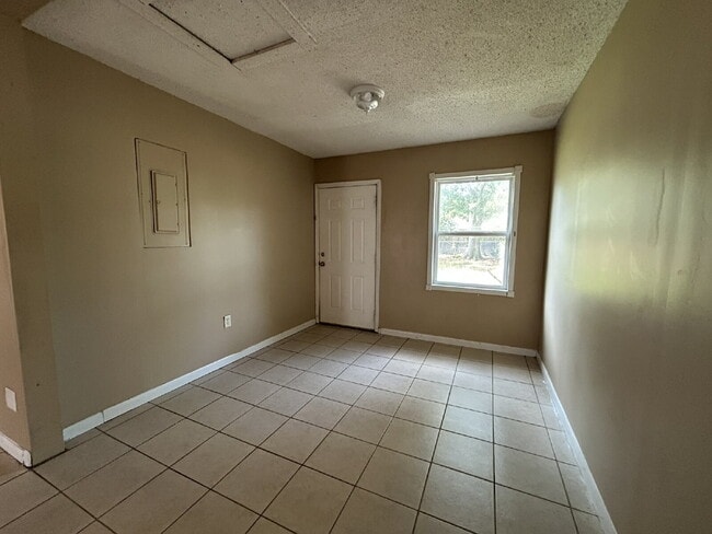 Building Photo - Duplex For Rent
