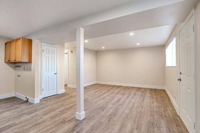 Building Photo - 817 W Heather Ln