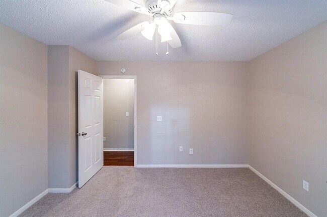 Building Photo - 75 Breezy Point Pl