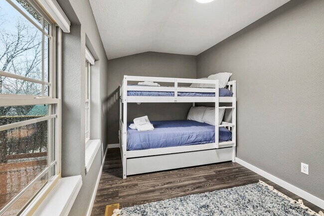 Building Photo - 211 Lakeshore Dr