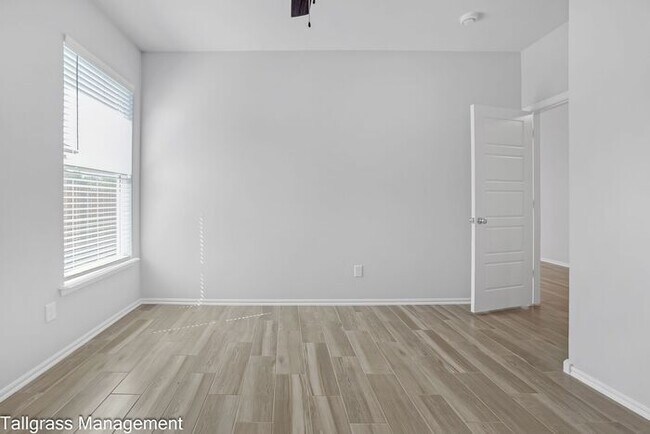 Building Photo - 4/2.5/2 Owasso Home! Lawn Care Included!