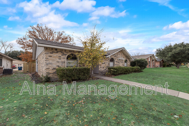 Building Photo - 9018 Willowbrook Dr