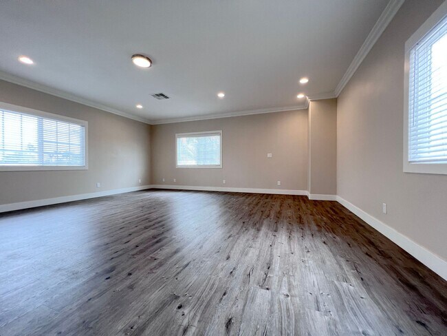 Building Photo - NEW AC - Bright & Spacious Single-Family Home with Pool