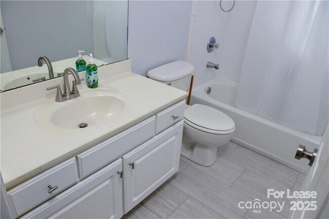 Building Photo - 917 Shearer St