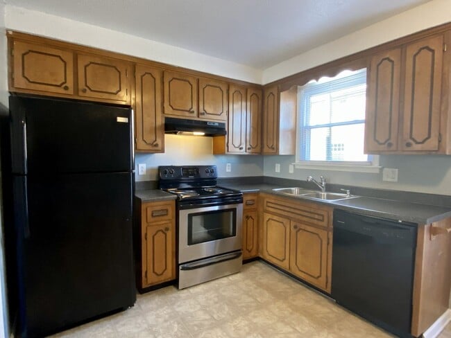 Building Photo - Walk to APSU!! 2 Bed/1.5 Bath! No carpet on main level!