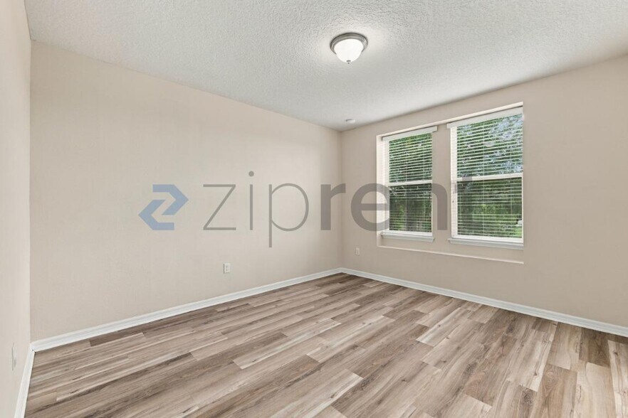 Building Photo - Unit