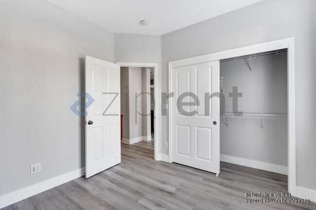 Building Photo - 360 S Sonrisa St