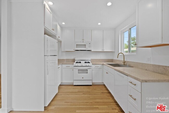 Building Photo - 6640 Woodman Ave