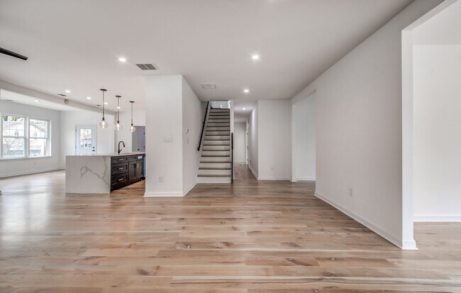 Building Photo - Elegant Midtown Memphis Single-Family Home...