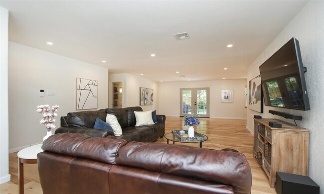Building Photo - 5923 Dawnridge Dr