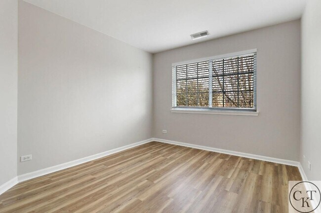 Building Photo - 2139 Vanderbilt Dr