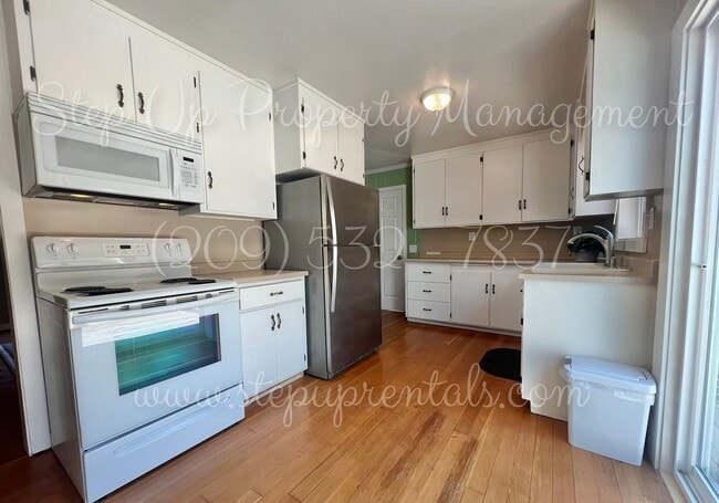 Building Photo - Updated 2-Bed, 2-Bath Home with Bonus Room...