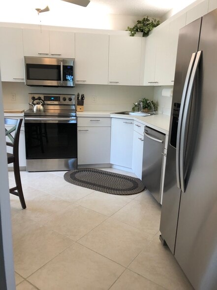 Large eat-in kitchen with Lots of cabinets space, all updated stainless steel appliances, ceiling fan, and garbage disposal. - 5265 Brisata Circle